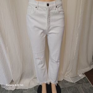 LOFT Women Size 28/6 White Straight Leg Jeans with Clean Hemlines